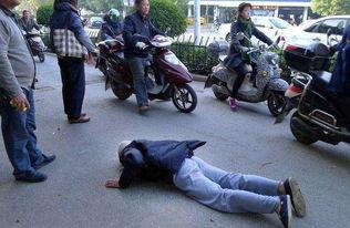 老人车祸吃瓜视频真实版,路人围观吃瓜视频引发热议